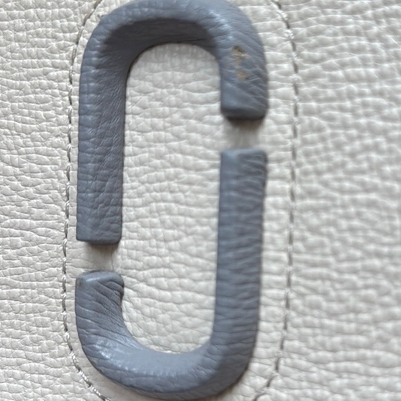 Marc Jacobs Cream and Gray Crossbody Bag with Minimalist Design - Picture 5 of 5